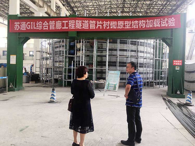 参观成都某试验基地
